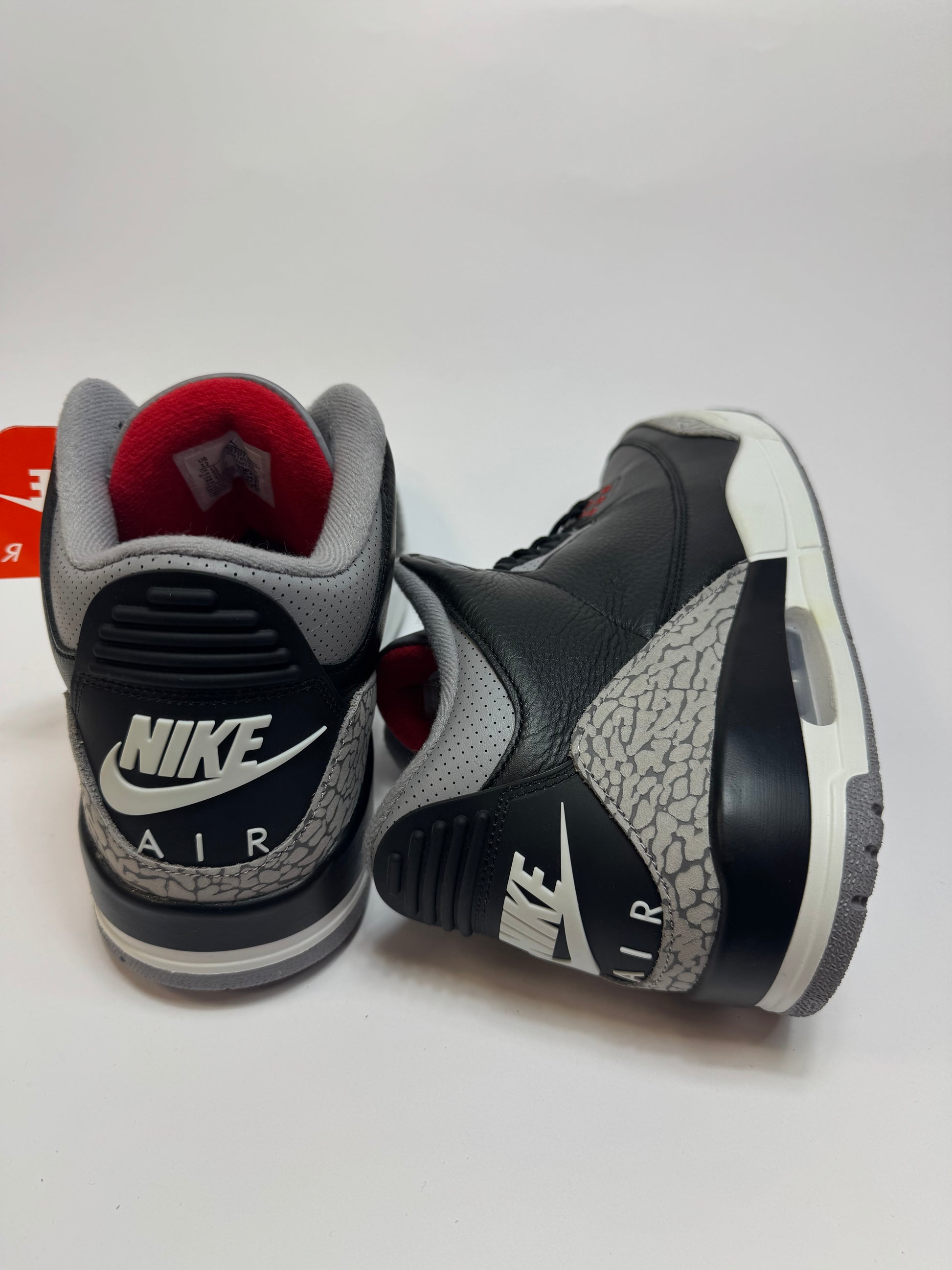 Detailansicht der Rückseite – Heel mit ‚Nike Air‘ Logo, glattes Leder und klassischer Silhouette