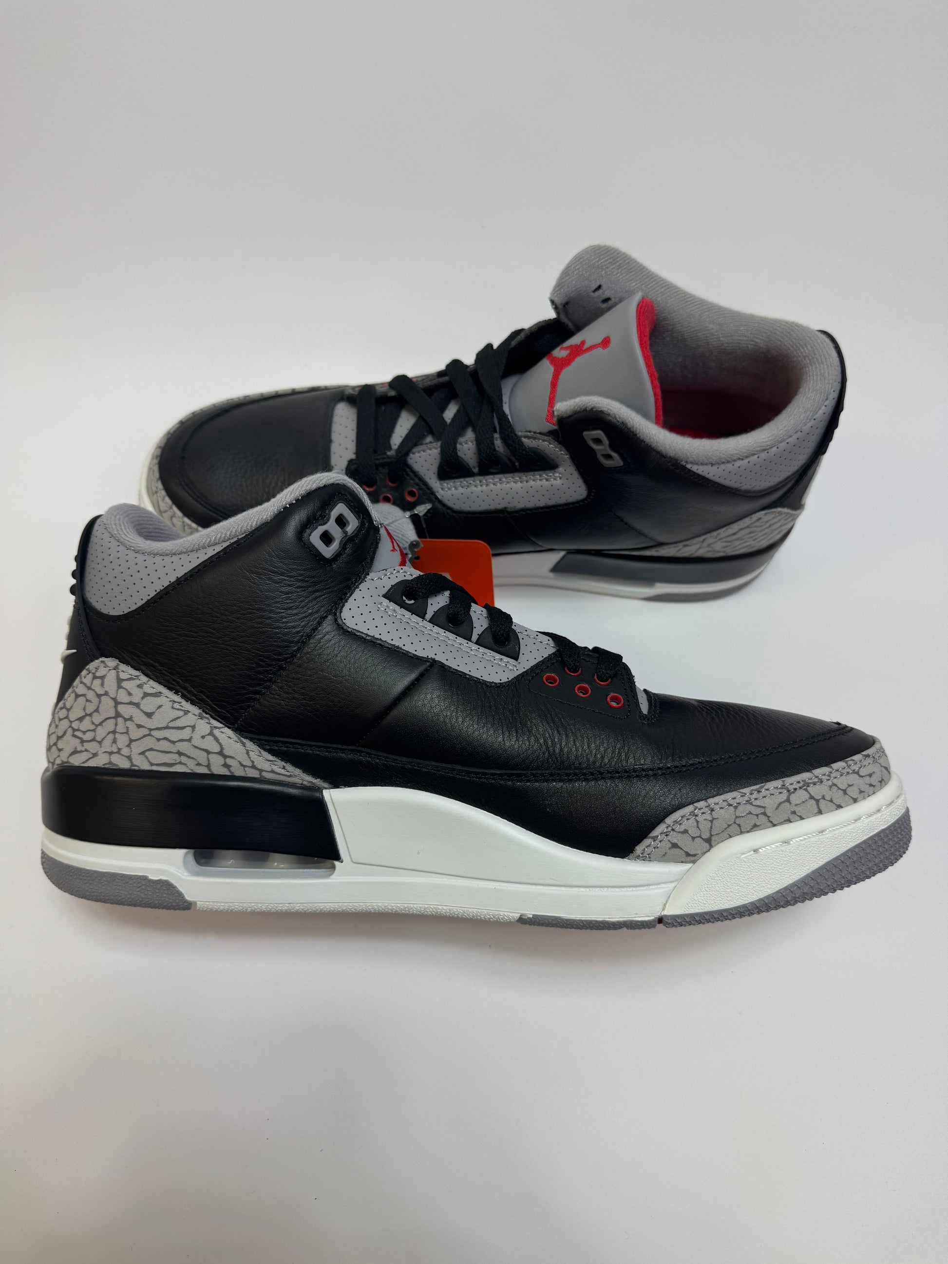 Air Jordan 3 Black Cement 2024 linke Ansicht mit Fire Red Jumpman auf der Zunge und Sail Midsole