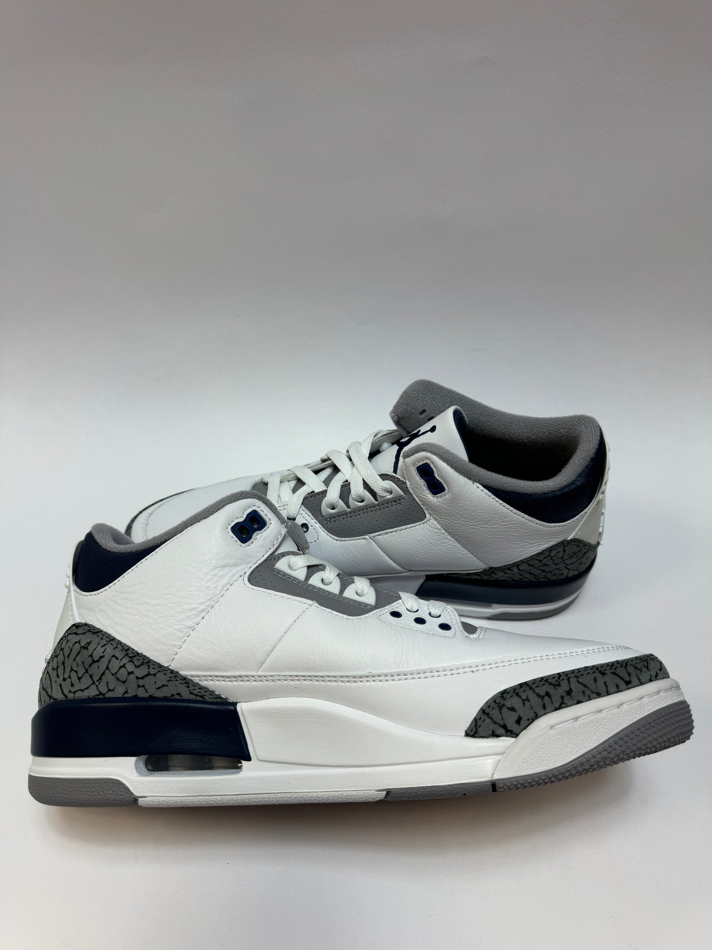 Air Jordan 3 Midnight Navy linke Außenseite mit Cement Grey Elephant Print Overlays und Premium Leder