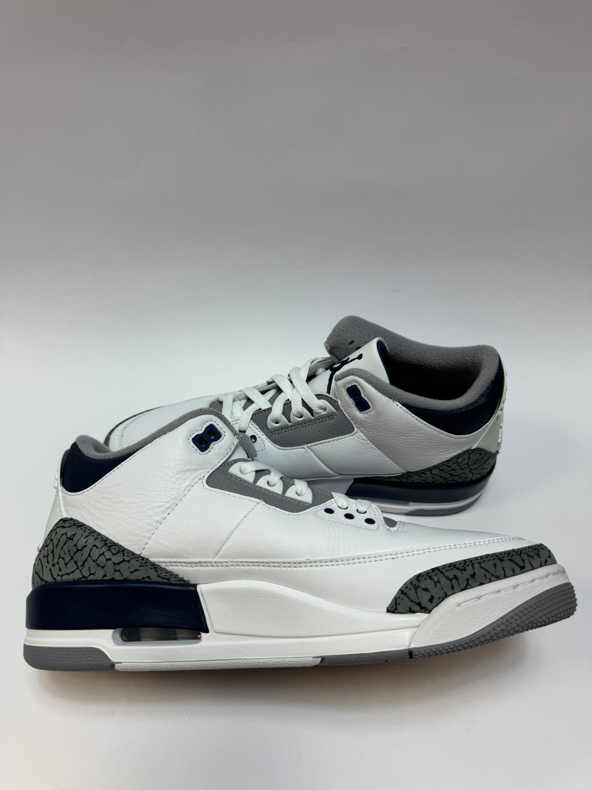 Air Jordan 3 Midnight Navy linke Außenseite mit Cement Grey Elephant Print Overlays und Premium Leder