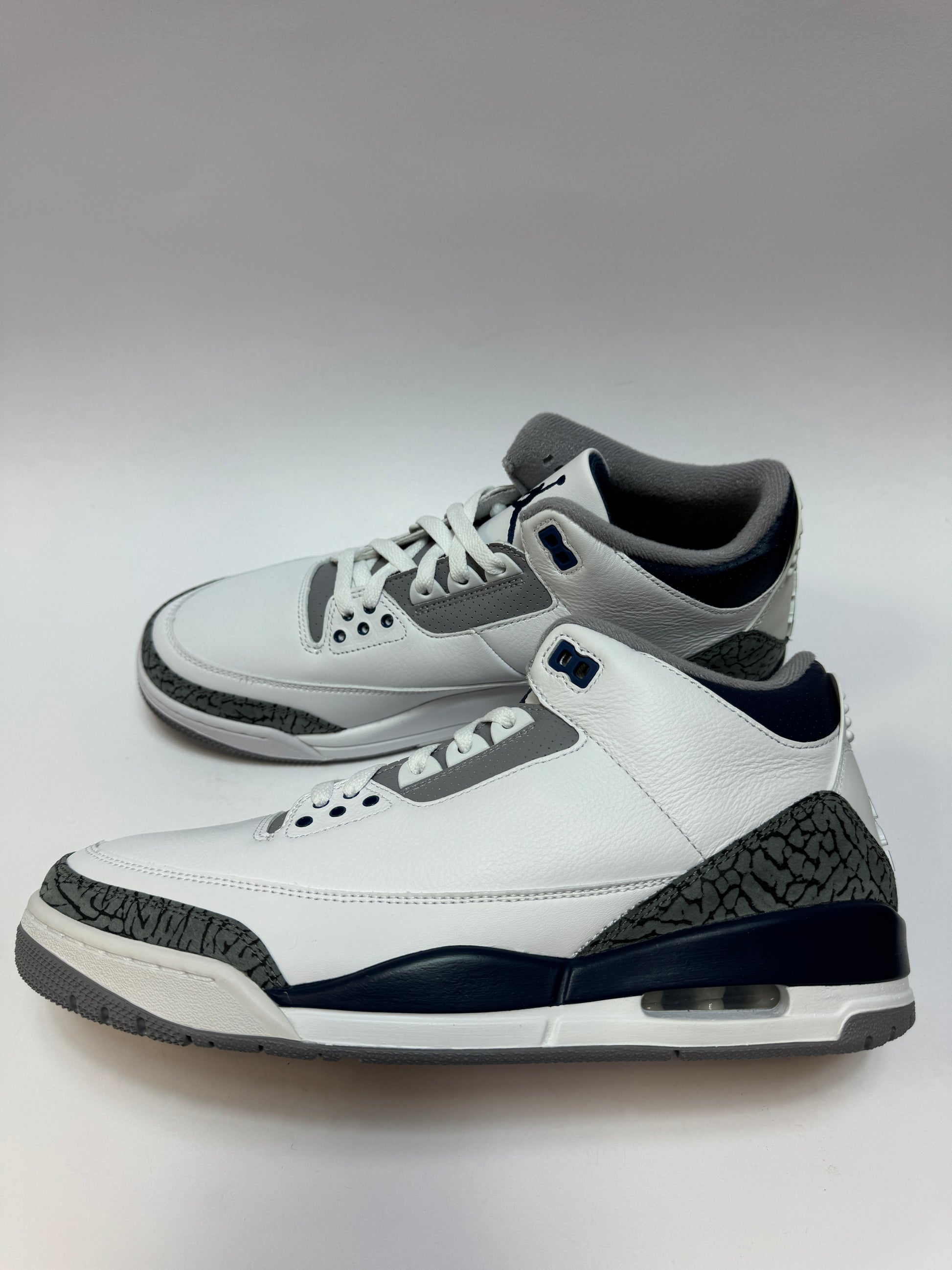 Air Jordan 3 Midnight Navy rechte Außenseite mit weißem Lederupper und dunklem Akzent