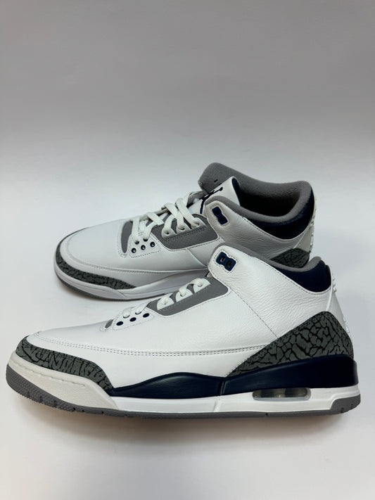 Air Jordan 3 Midnight Navy rechte Außenseite mit weißem Lederupper und dunklem Akzent