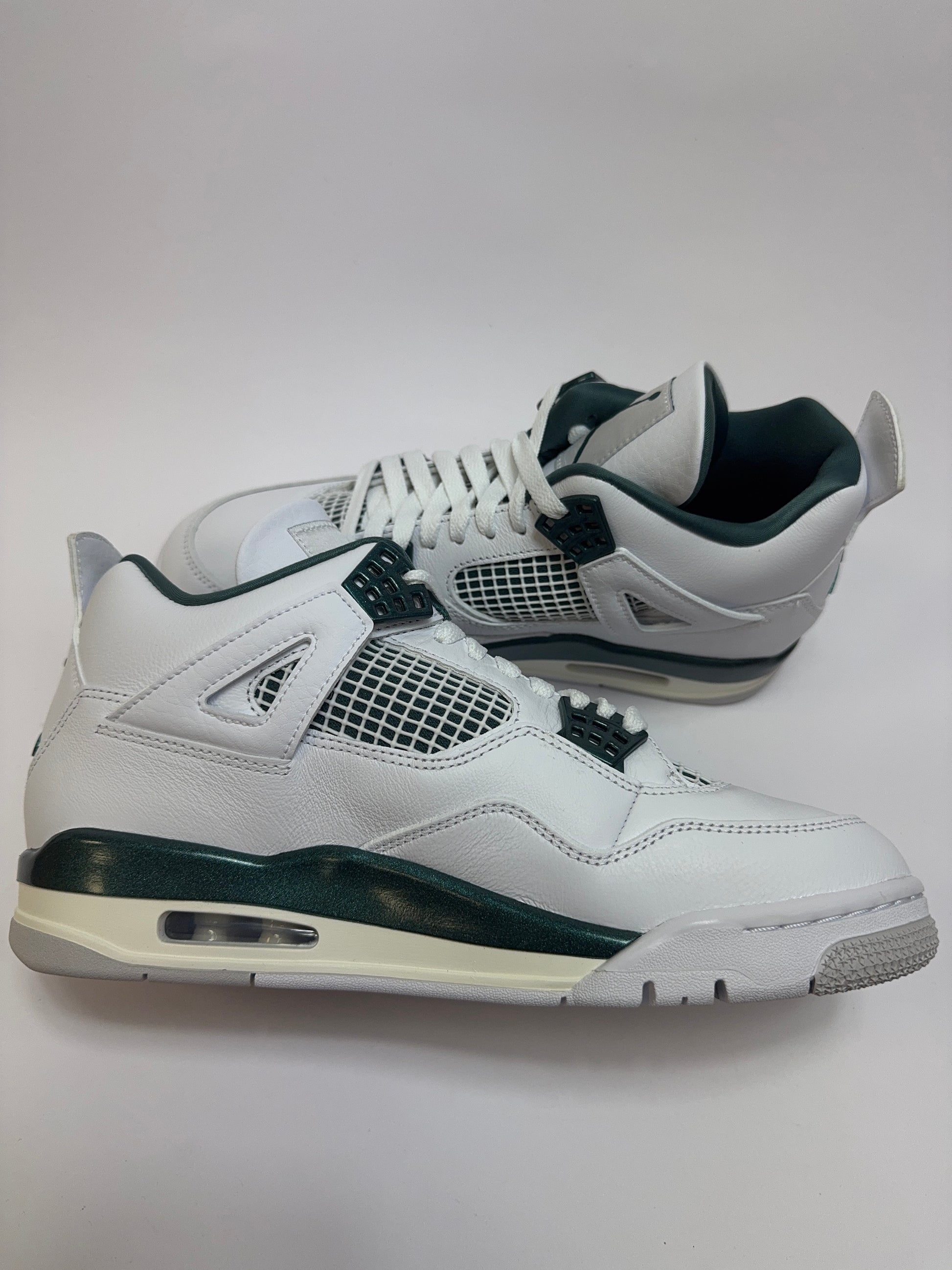 Air Jordan 4 Oxidized Green linke Ansicht mit neutral grey Netzeinsätzen und subtilem Oxidised Green Mittelsohlen-Finish