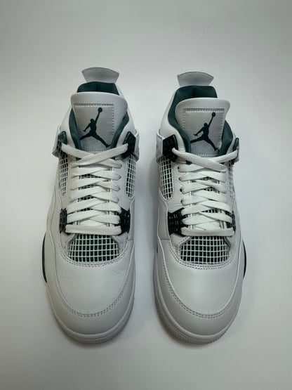 Nahaufnahme der Zunge – Tongue Tag mit Jumpman Logo und metallischer Oxidised Green Umrandung