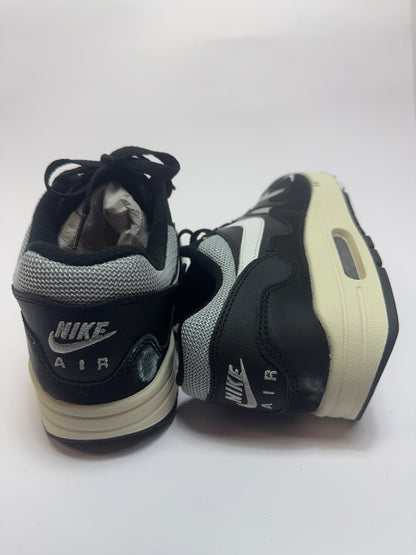 Detailansicht der Rückseite – Wave-Mudguard Detail auf der Ferse und Nike Air Heel Branding