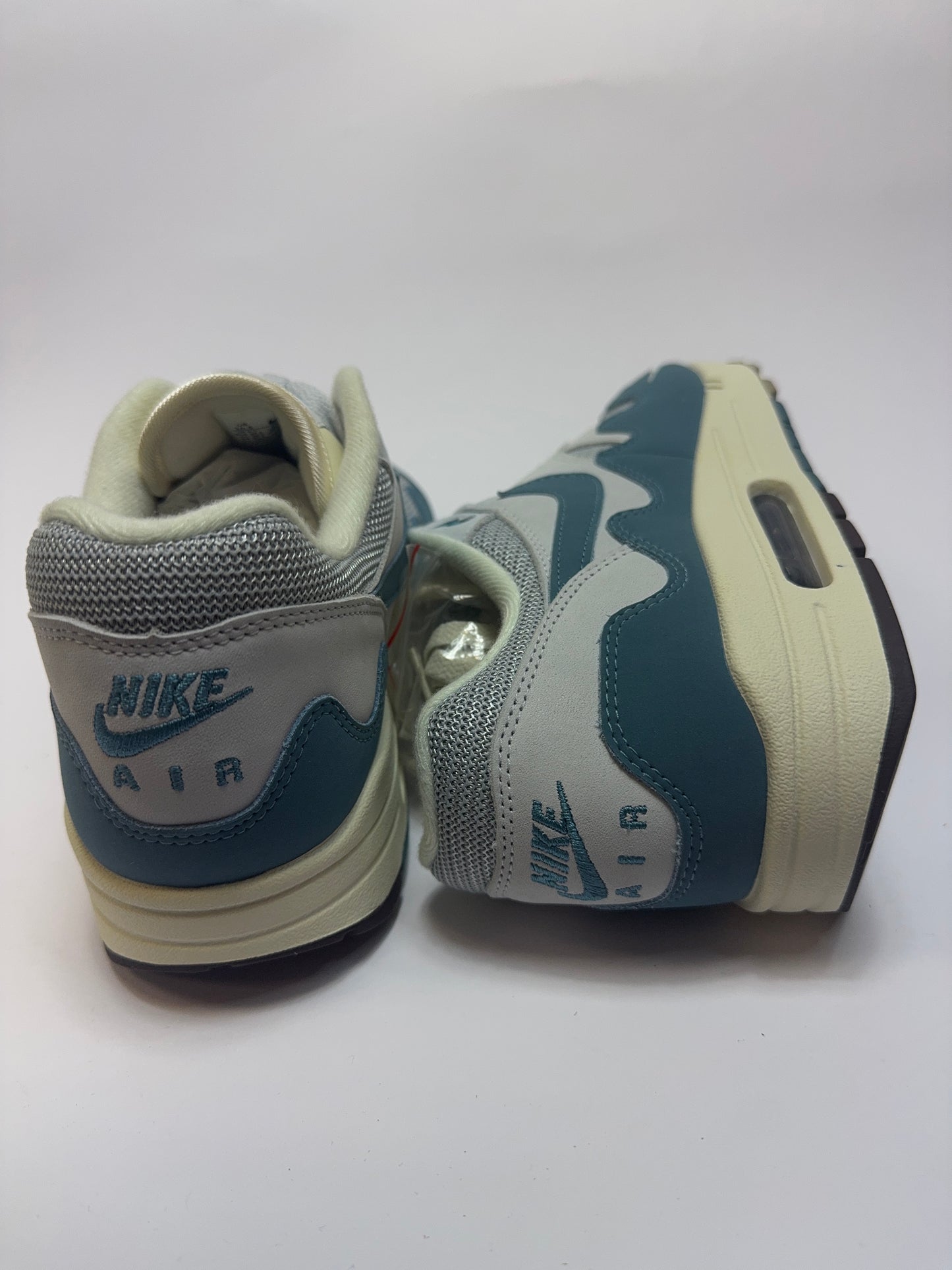 Detailansicht der Rückseite – Wellen-Mudguard-Detail an der Ferse und off-white Midsole