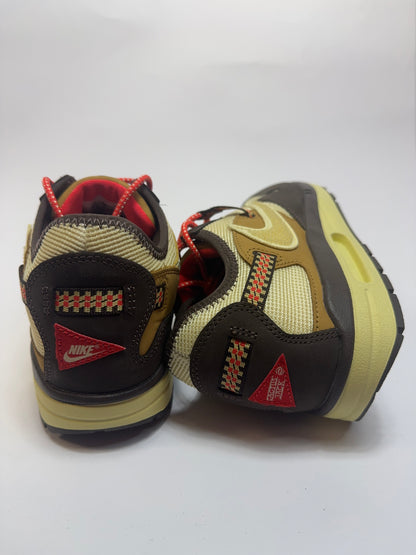 Detailansicht der Rückseite – Fersenpatch in Chile Red mit Markenbranding und Wheat Midsole