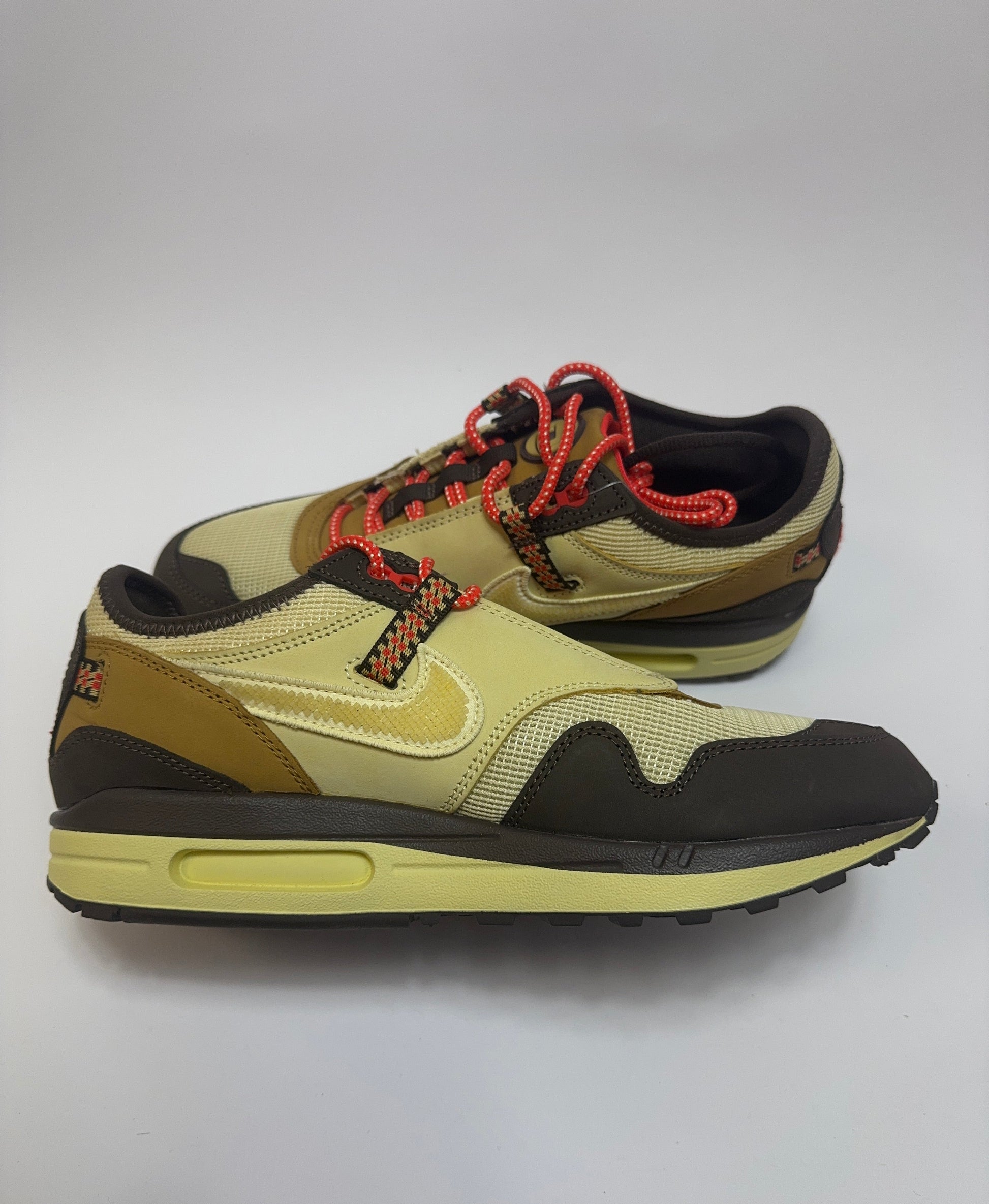 Nike Air Max 1 Travis Scott Baroque Brown linke Ansicht mit Lemon Drop Reverse Swoosh und Chile Red Details