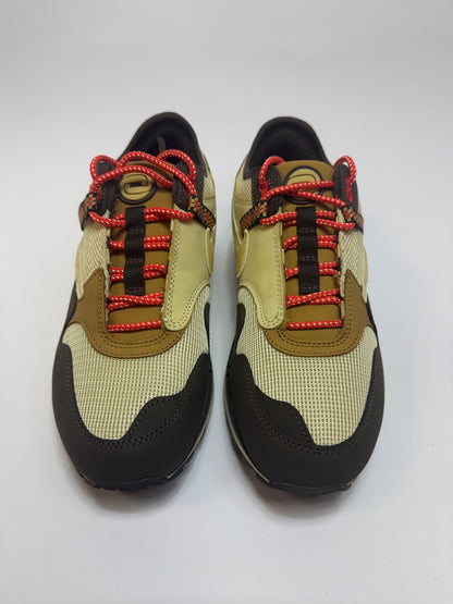 Nahaufnahme der Zunge – Tongue Tag mit Cactus Jack Logo und robustem Lace System