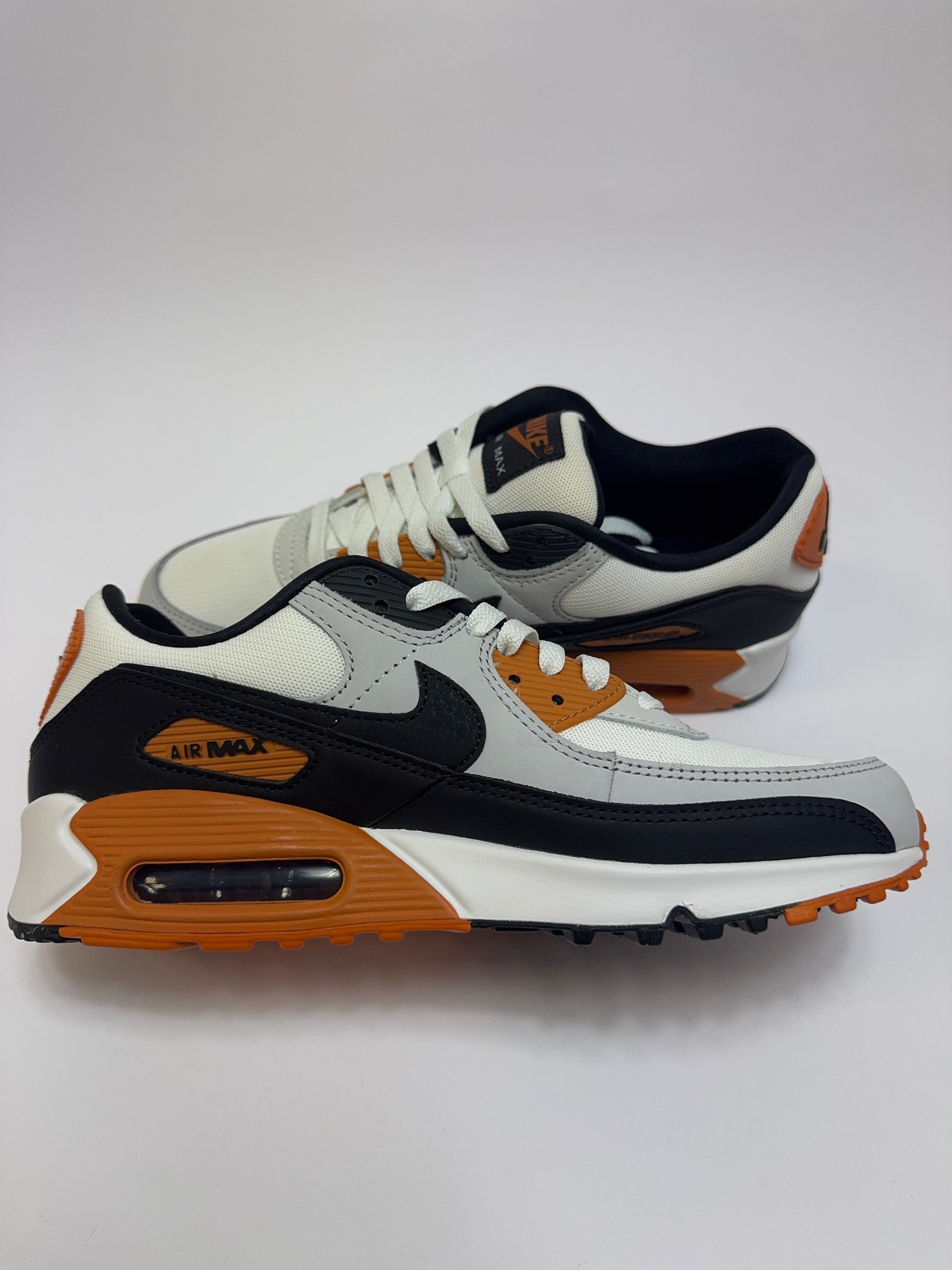 Nike Air Max 90 Monarch linke Ansicht mit Monarch Akzenten, schwarzem Swoosh und strukturierten Panels