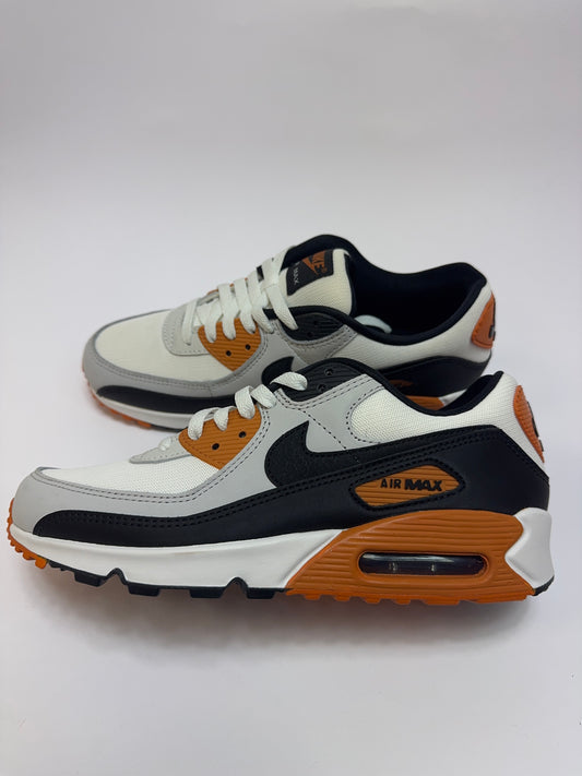 Nike Air Max 90 Monarch rechte Außenseite mit Pure Platinum Mesh Upper und Monarch Overlays