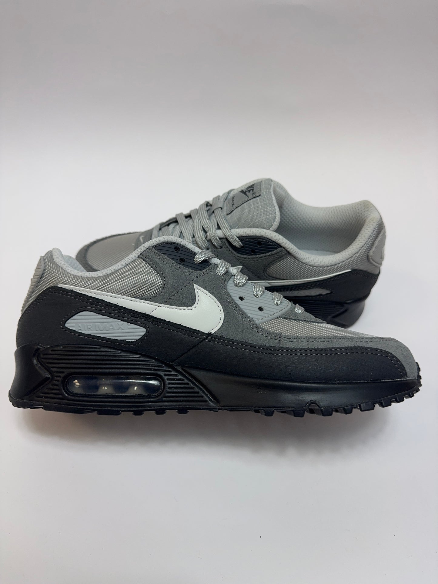 Nike Air Max 90 Reflective Anthracite linke Ansicht mit Smoke Grey Overlays und subtilem Branding