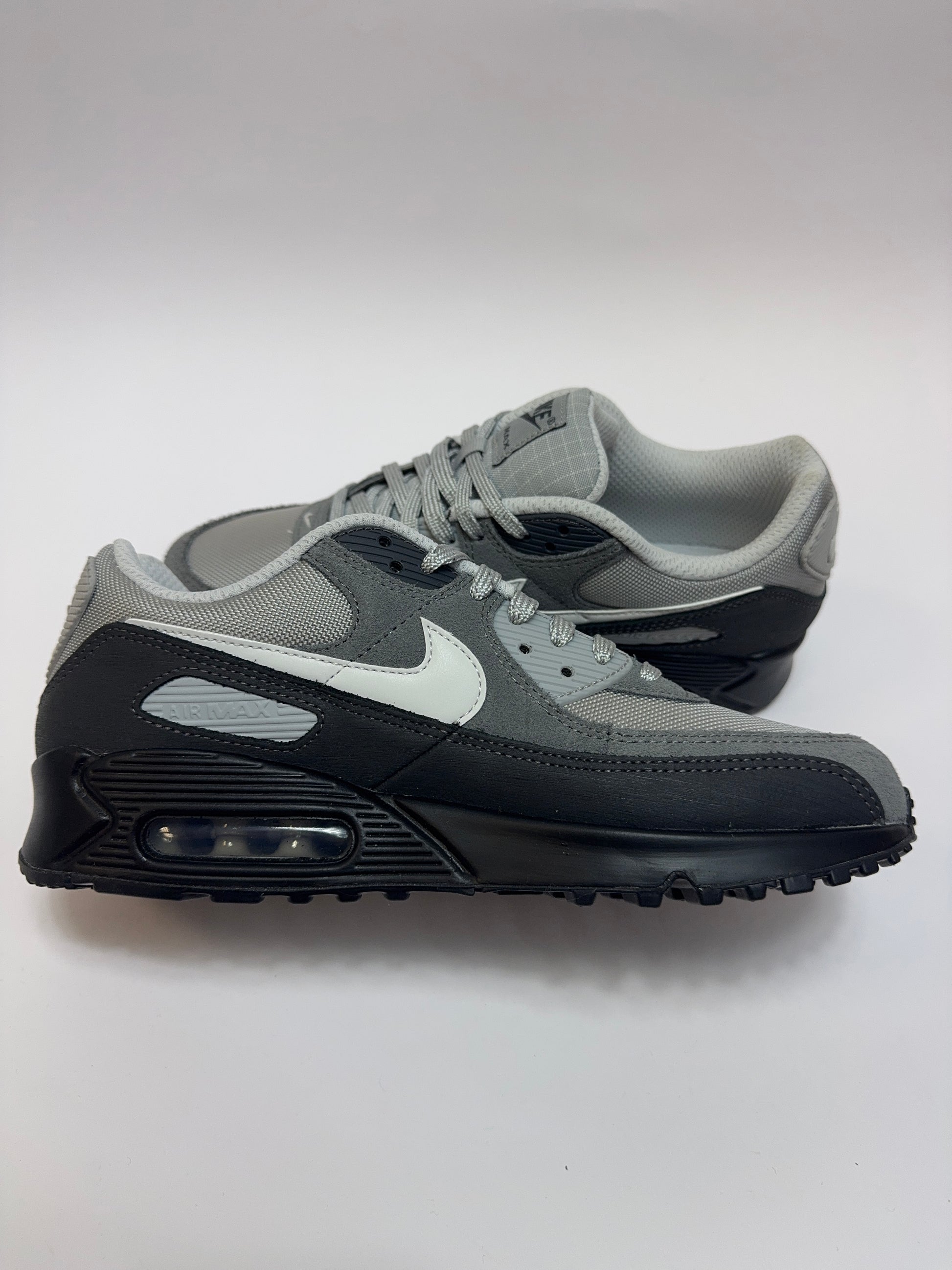 Nike Air Max 90 Reflective Anthracite linke Ansicht mit Smoke Grey Overlays und subtilem Branding