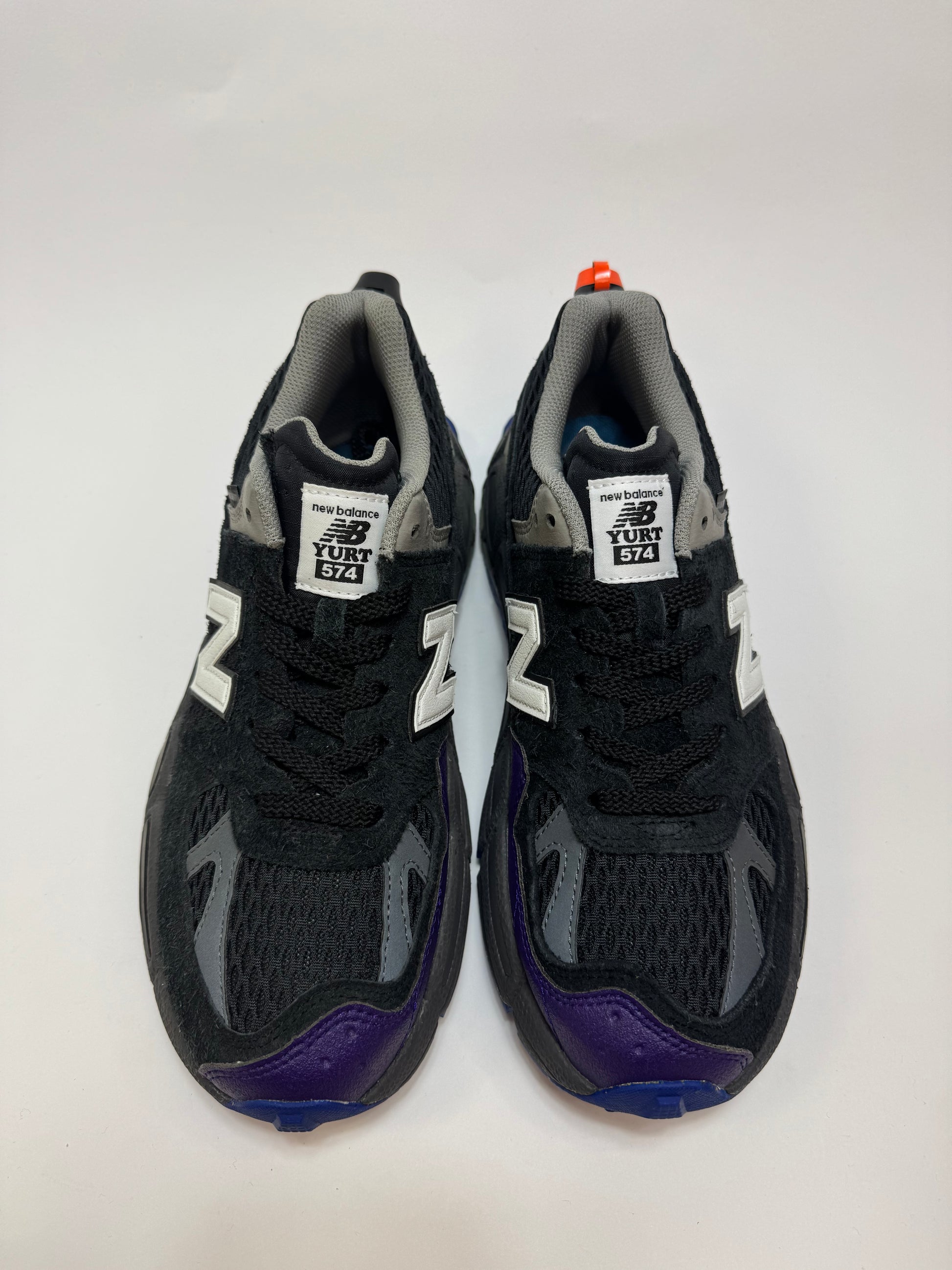 Draufsicht auf beide Salehe Bembury x New Balance 574 YURT mit mehrschichtigem Upper und Trail-inspiriertem Design