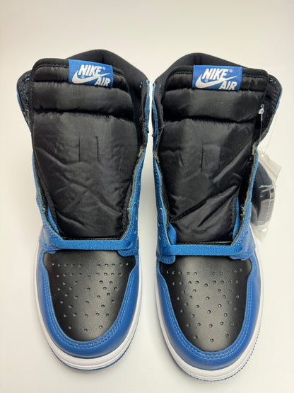 Detailansicht der Zunge – Air Jordan 1 High Dark Marina Blue mit klassischem Nike Air-Zungenlabel und schwarzem Nylon-Kragen