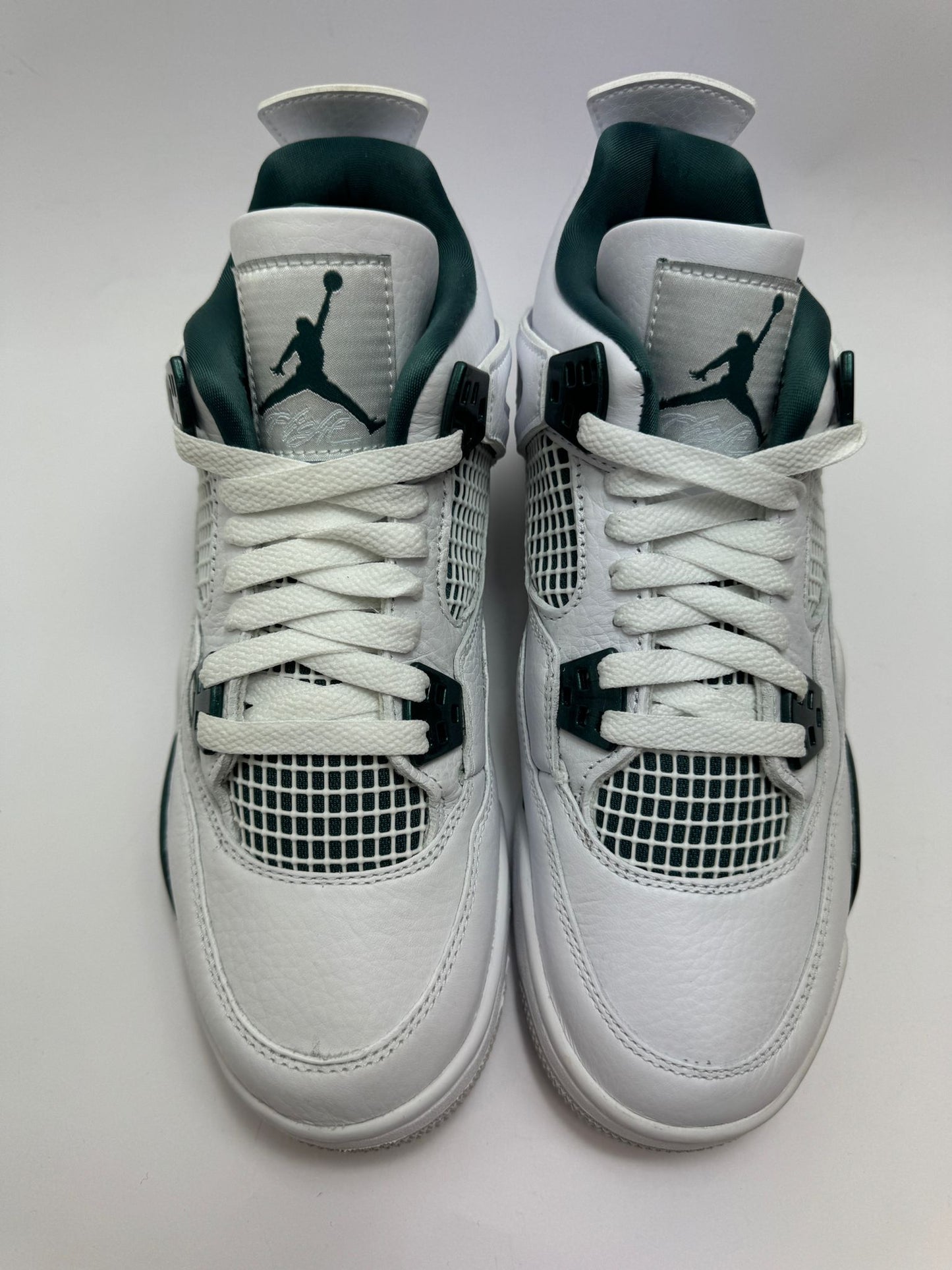 Detailansicht der Zunge – Jordan 4 Oxidized Green mit Flight-Logo