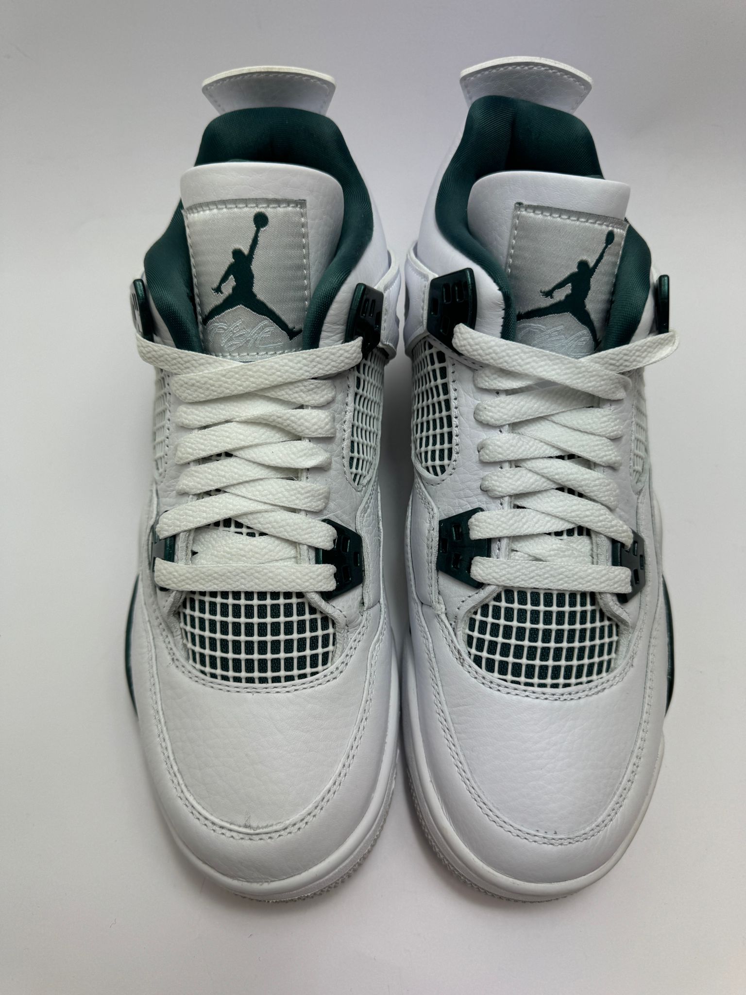Detailansicht der Zunge – Jordan 4 Oxidized Green mit Flight-Logo