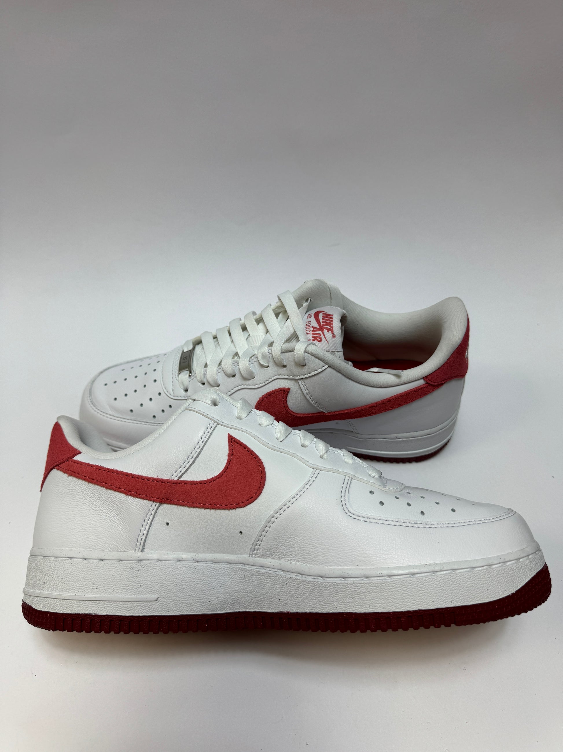 Nike Air Force 1 Low ’07 XLD Valentine’s Day 2024 Women’s Außenansicht – klassische Low-Silhouette mit roten Akzenten