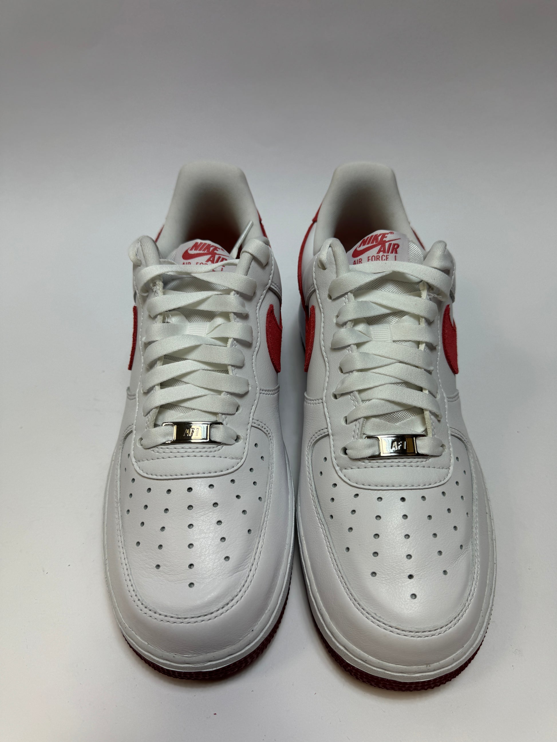 Nike Air Force 1 Low ’07 XLD Valentine’s Day 2024 Women’s Obenansicht – Leder‐Upper weiß mit roten Details