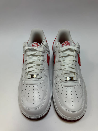 Nike Air Force 1 Low ’07 XLD Valentine’s Day 2024 Women’s Obenansicht – Leder‐Upper weiß mit roten Details