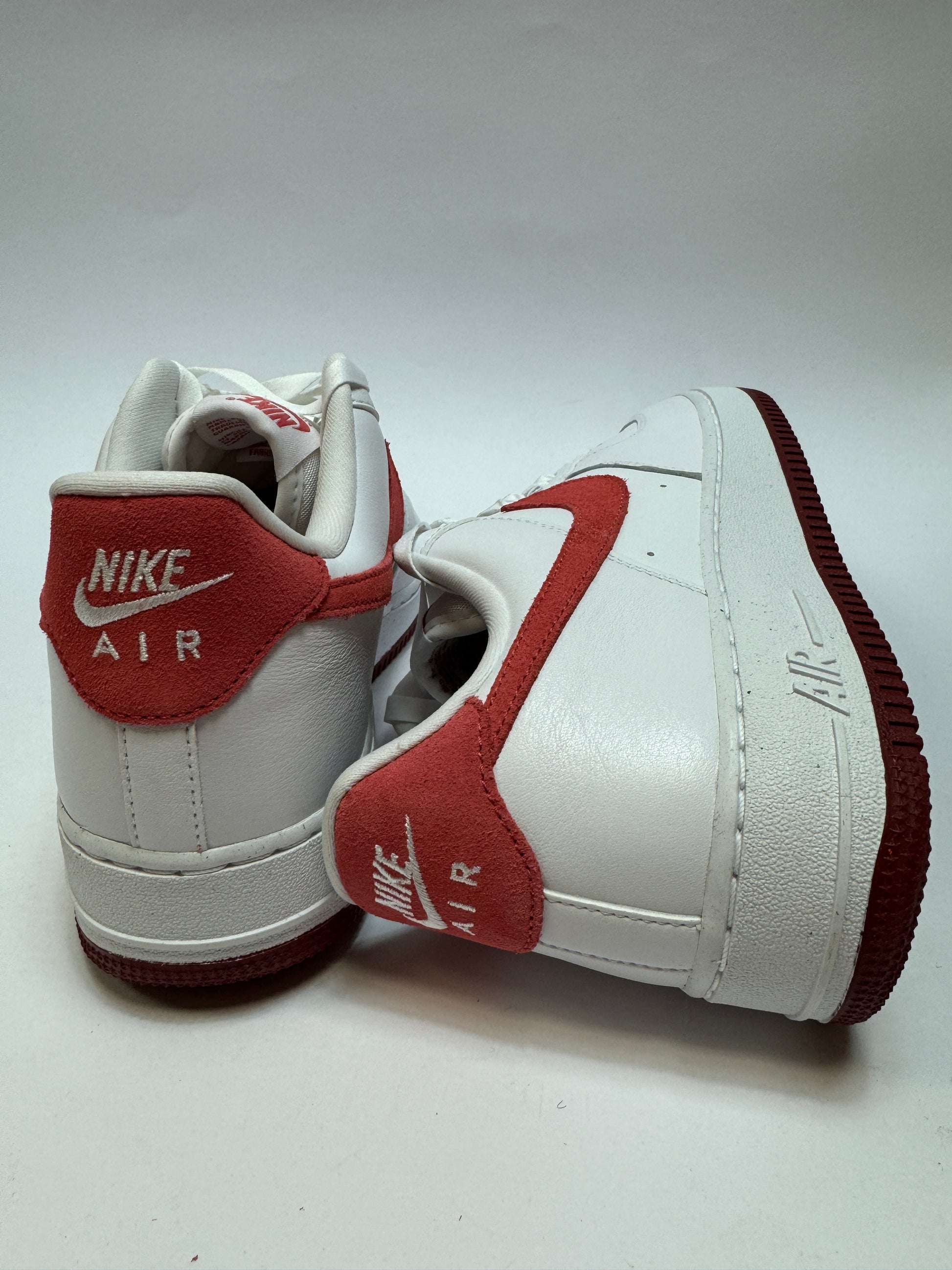 Nike Air Force 1 Low ’07 XLD Valentine’s Day 2024 Women’s Rückansicht – Ferse mit Team Red/Dragon Red Akzenten