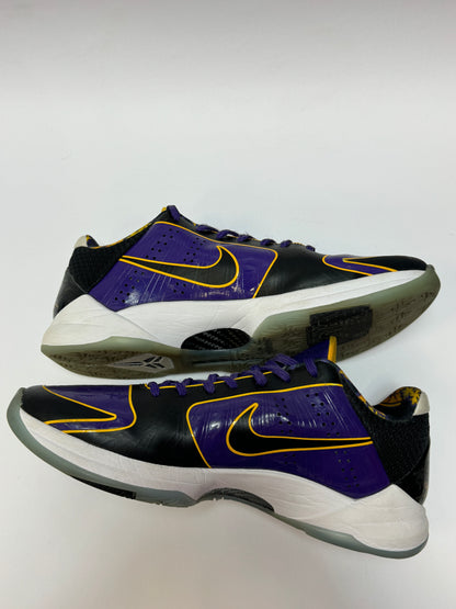 Nike Kobe 5 Protro Lakers Außenansicht – kontrastreiche Lakers-Farbgebung, Used-Details sichtbar