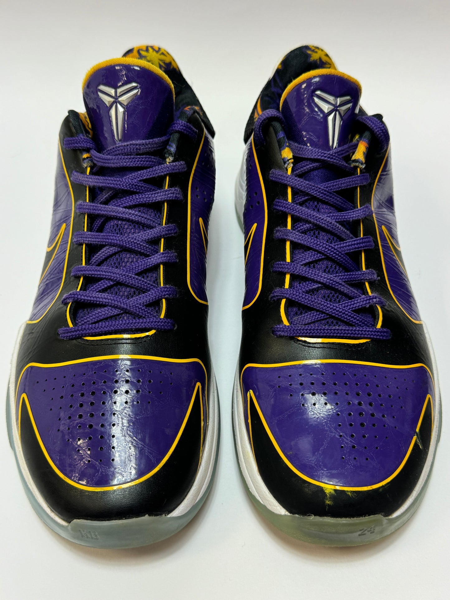 Nike Kobe 5 Protro Lakers Frontansicht – Paaraufnahme, Schnürung & Toebox im Used-Look