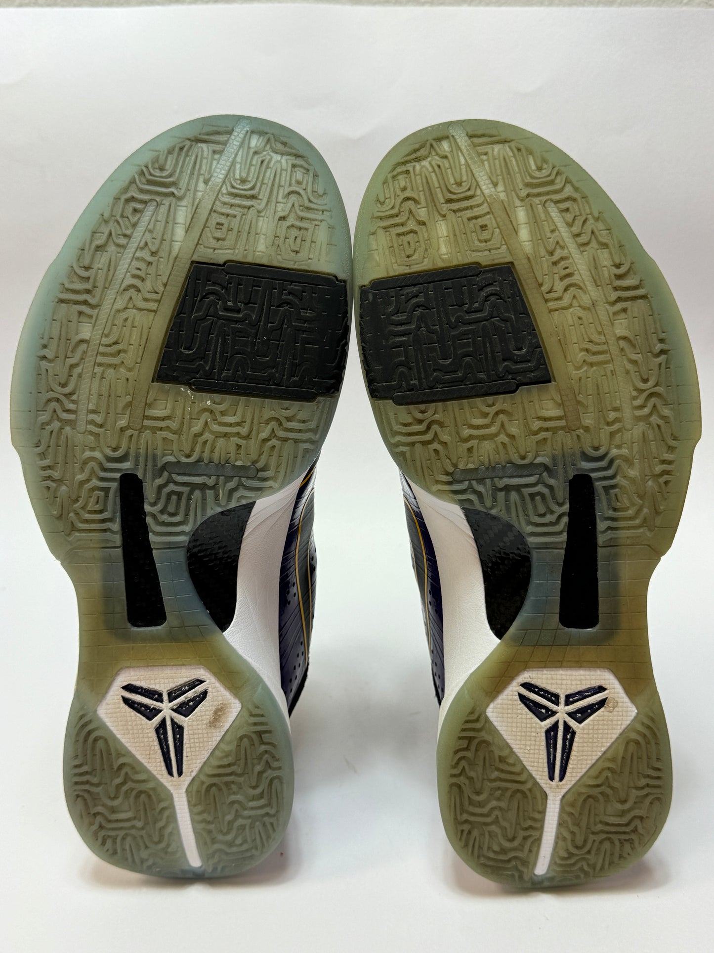 Nike Kobe 5 Protro Lakers Sohlensicht – Gummi-Outsole mit Feuchtigkeitsschutz und Used-Abrieb