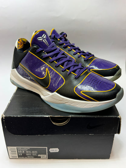 Nike Kobe 5 Protro Lakers Seitenansicht auf Box – Used Sneaker präsentiert im Streetwear-Style