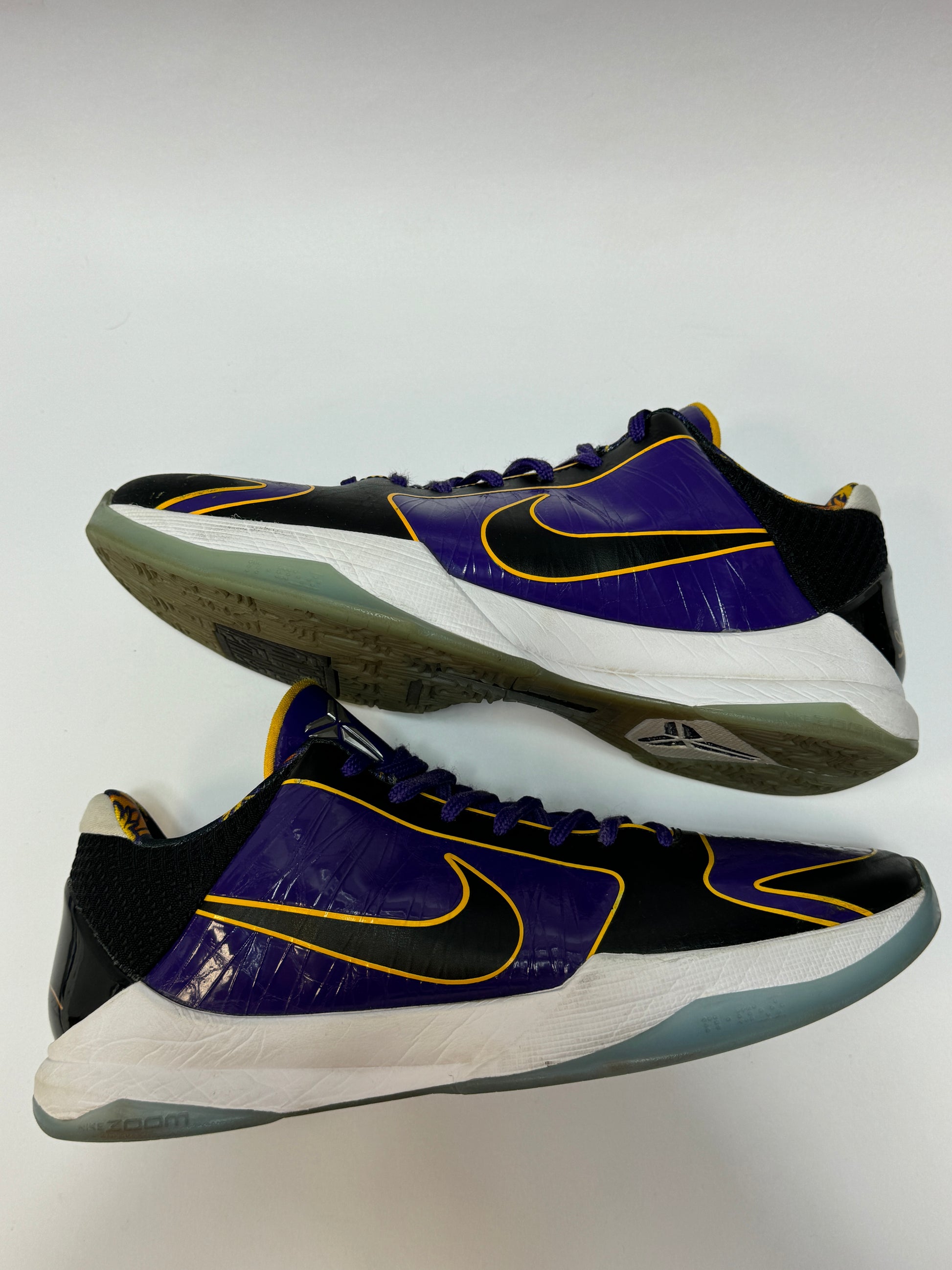 Nike Kobe 5 Protro Lakers Seitenansicht – Used Sneaker in Lakers Purple und Gold