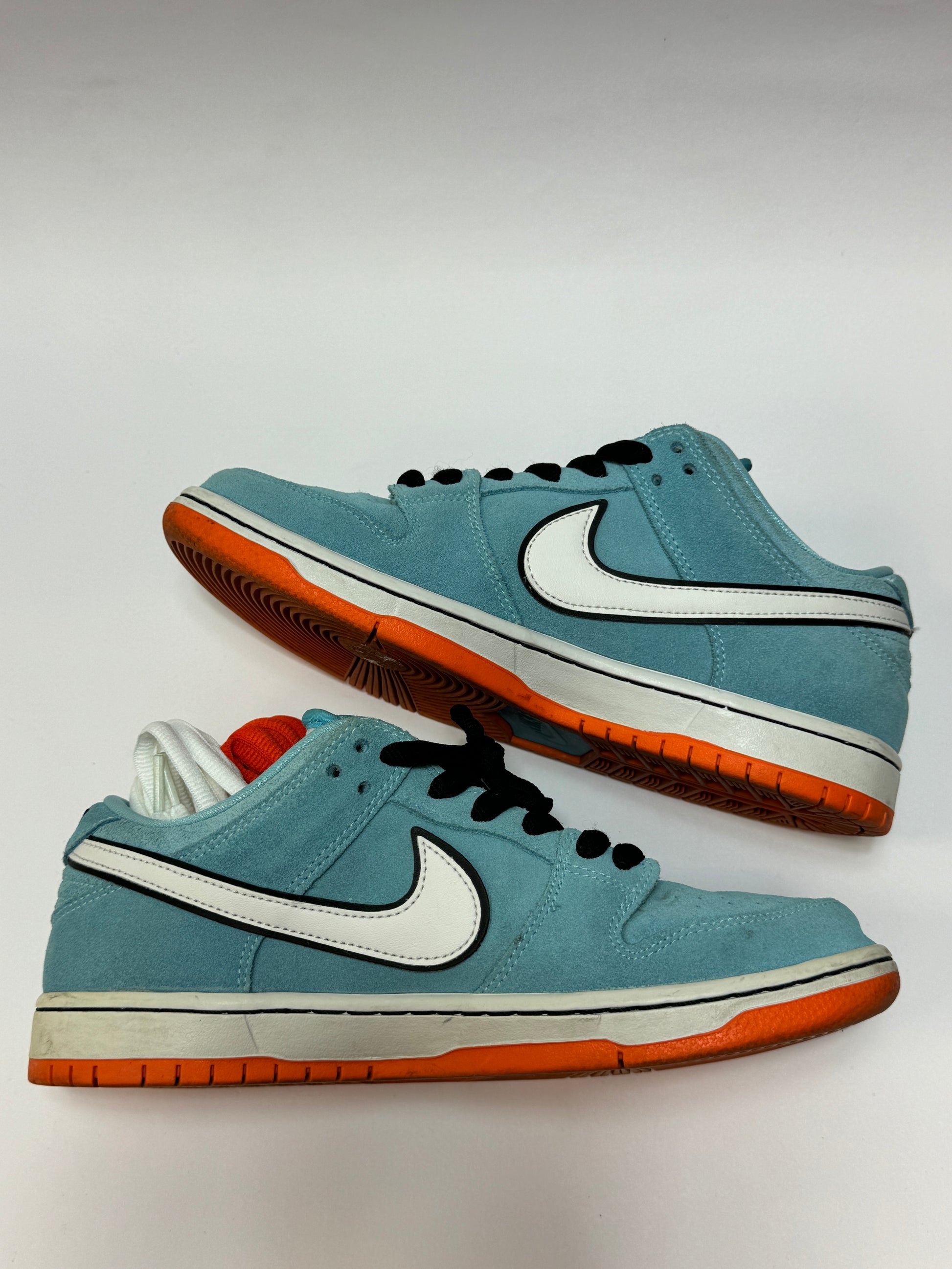 Nike SB Dunk Low Club 58 Gulf Außenansicht – kontrastierende Farbgebung mit Gulf-inspirierten Details