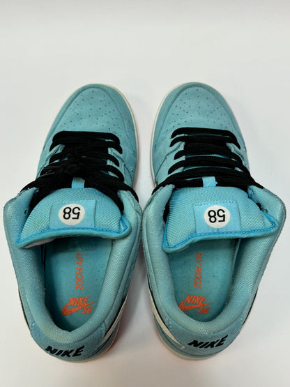 Nike SB Dunk Low Club 58 Gulf Frontansicht – Paaraufnahme in hellem Blau mit orangefarbenen Details, sichtbarer Used-Zustand
