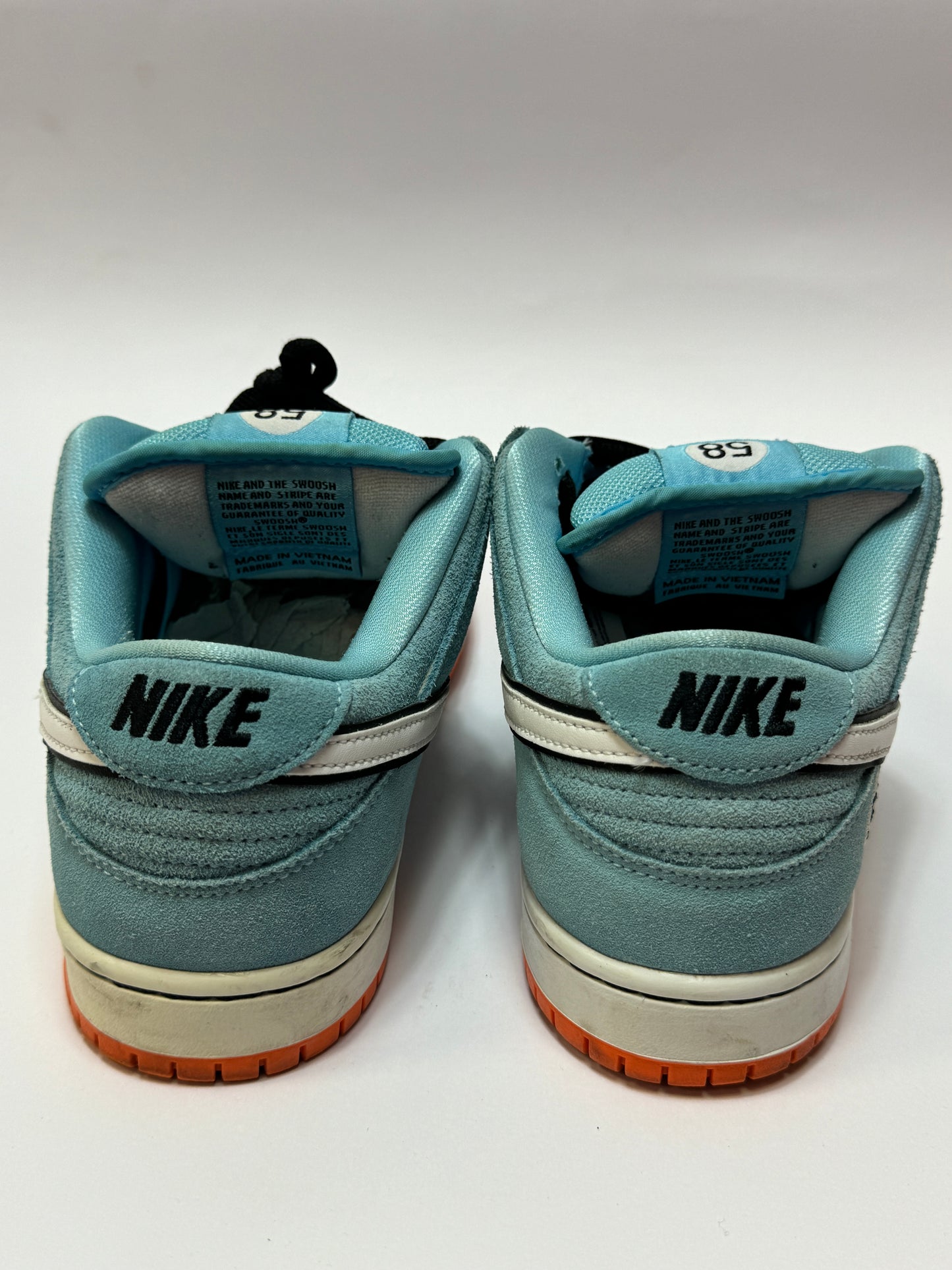 Nike SB Dunk Low Club 58 Gulf Rückansicht – Fersenansicht mit Farbakzent und Used-Details