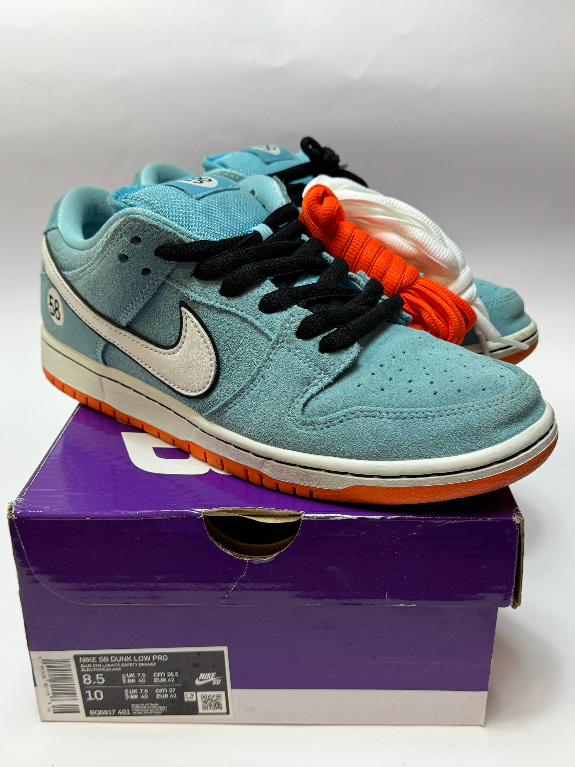 Nike SB Dunk Low Club 58 Gulf Seitenansicht auf Box – blaues Suede Upper, orangefarbener Swoosh, sichtbarer Used-Zustand
