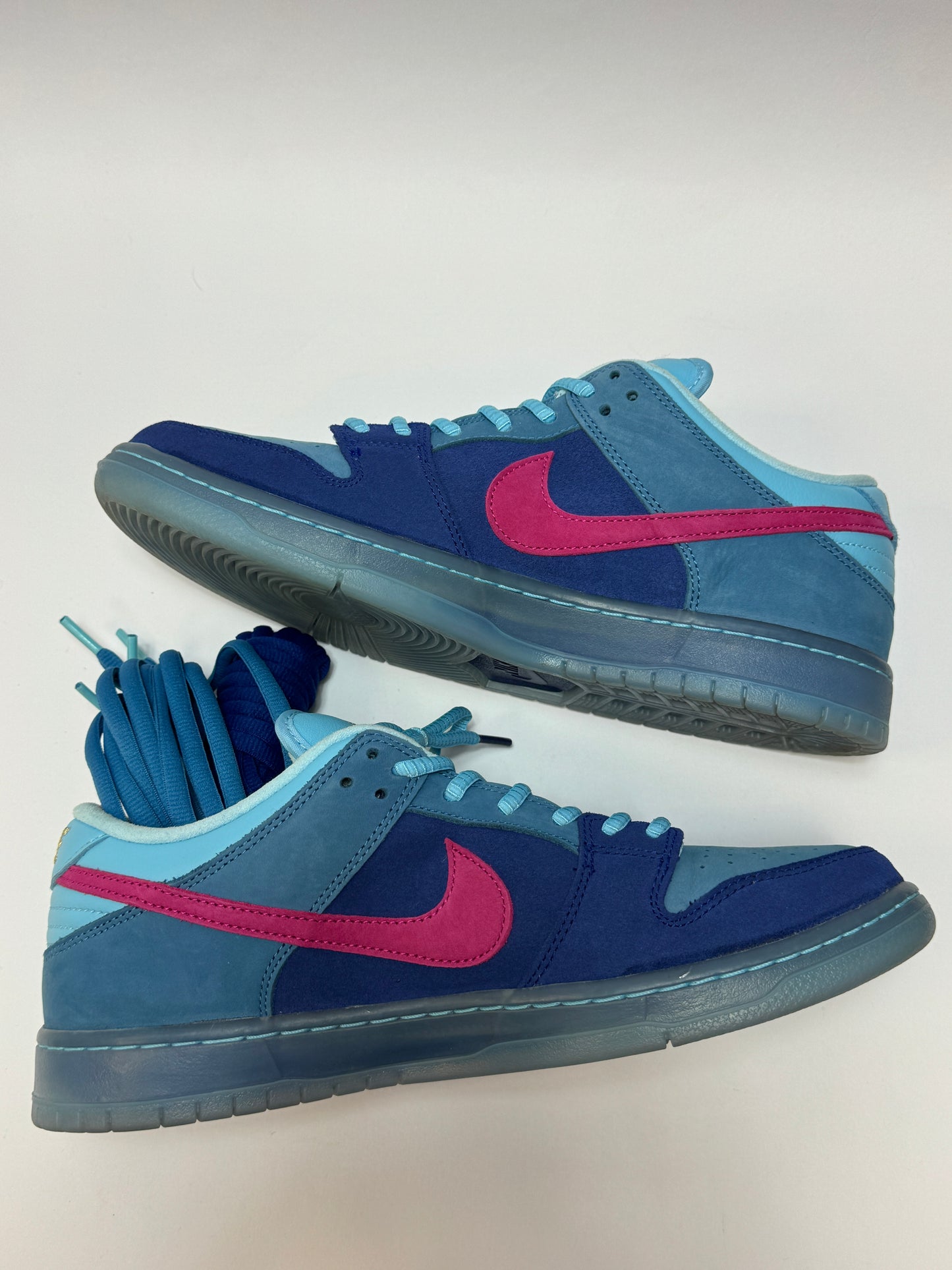 Nike SB Dunk Low Run The Jewels Außenansicht – kontrastierender Active Pink Swoosh auf Tiefblauem Upper