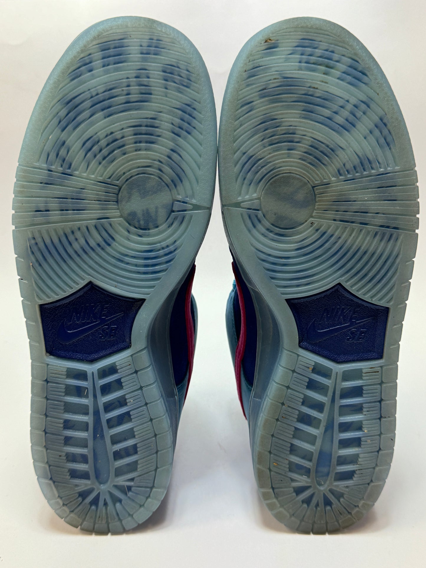 Nike SB Dunk Low Run The Jewels Sohlensicht – transparente blaue Outsole mit Run The Jewels Grafikdetails, leichter Used-Abrieb sichtbar