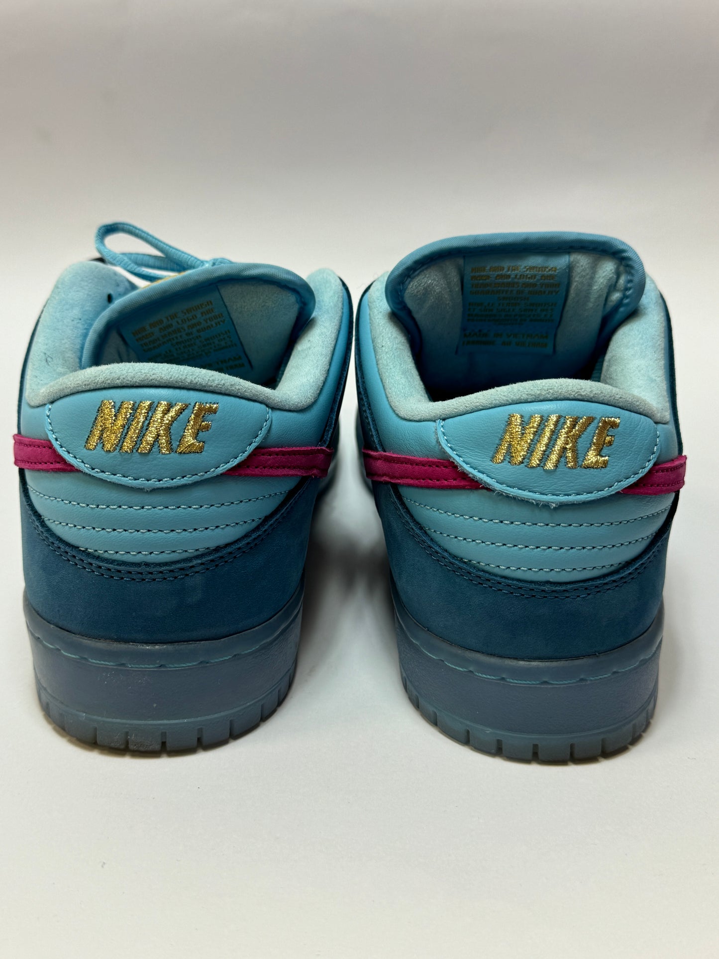 Nike SB Dunk Low Run The Jewels Rückansicht – goldene Nike Akzente und Details auf Fersen-Tab