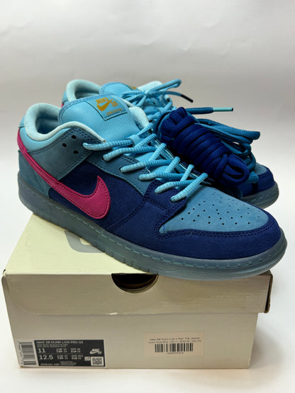 Nike SB Dunk Low Run The Jewels Seitenansicht auf Box – blaues Suede Upper, pinker Swoosh, zusätzlicher Lace-Stack, Used-Zustand dokumentiert