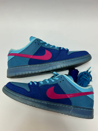 Nike SB Dunk Low Run The Jewels Seitenansicht – Blaues Wildleder mit Active Pink Swoosh und halbtransluzenter Sohle