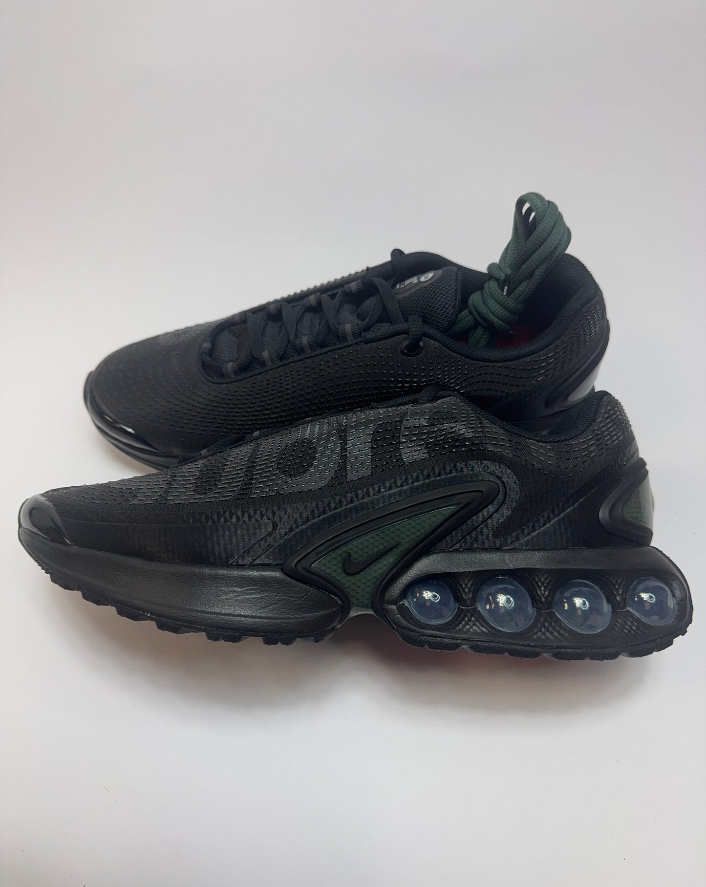 Nike Air Max Dn Supreme rechte Außenseite mit schwarzem Mesh Upper und Supreme Branding