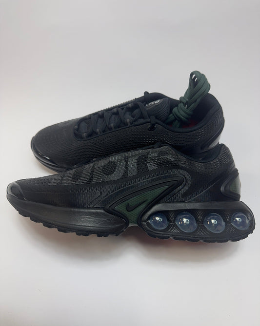 Nike Air Max Dn Supreme rechte Außenseite mit schwarzem Mesh Upper und Supreme Branding