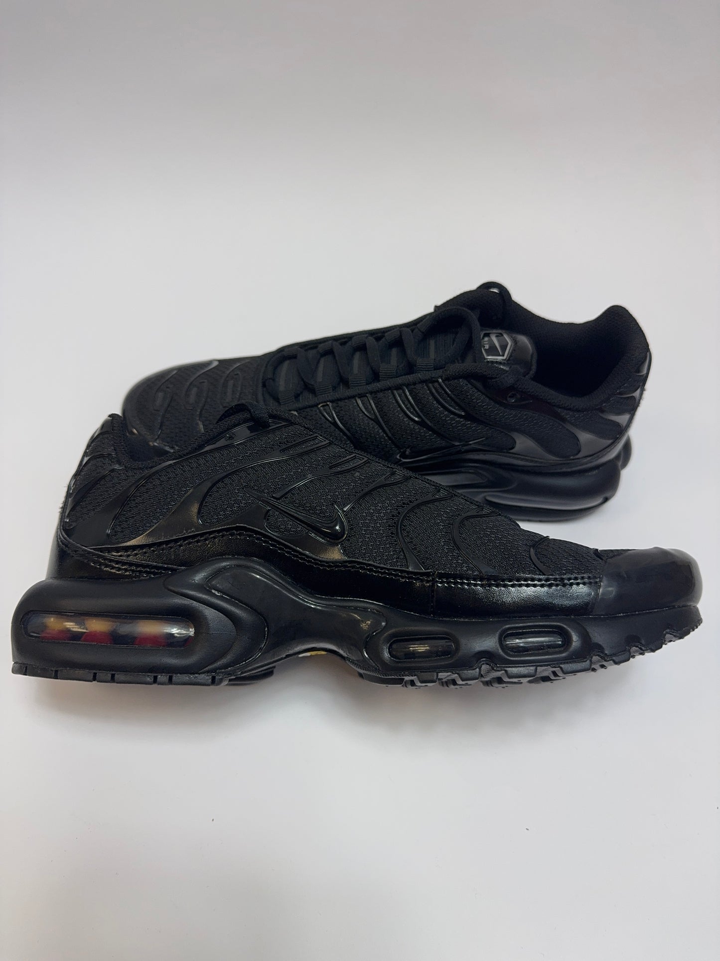 Nike Air Max Plus Triple Black linke Ansicht mit markanter TPU-Rippung und schwarzem Design