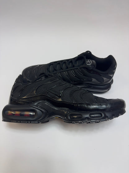 Nike Air Max Plus Triple Black linke Ansicht mit markanter TPU-Rippung und schwarzem Design