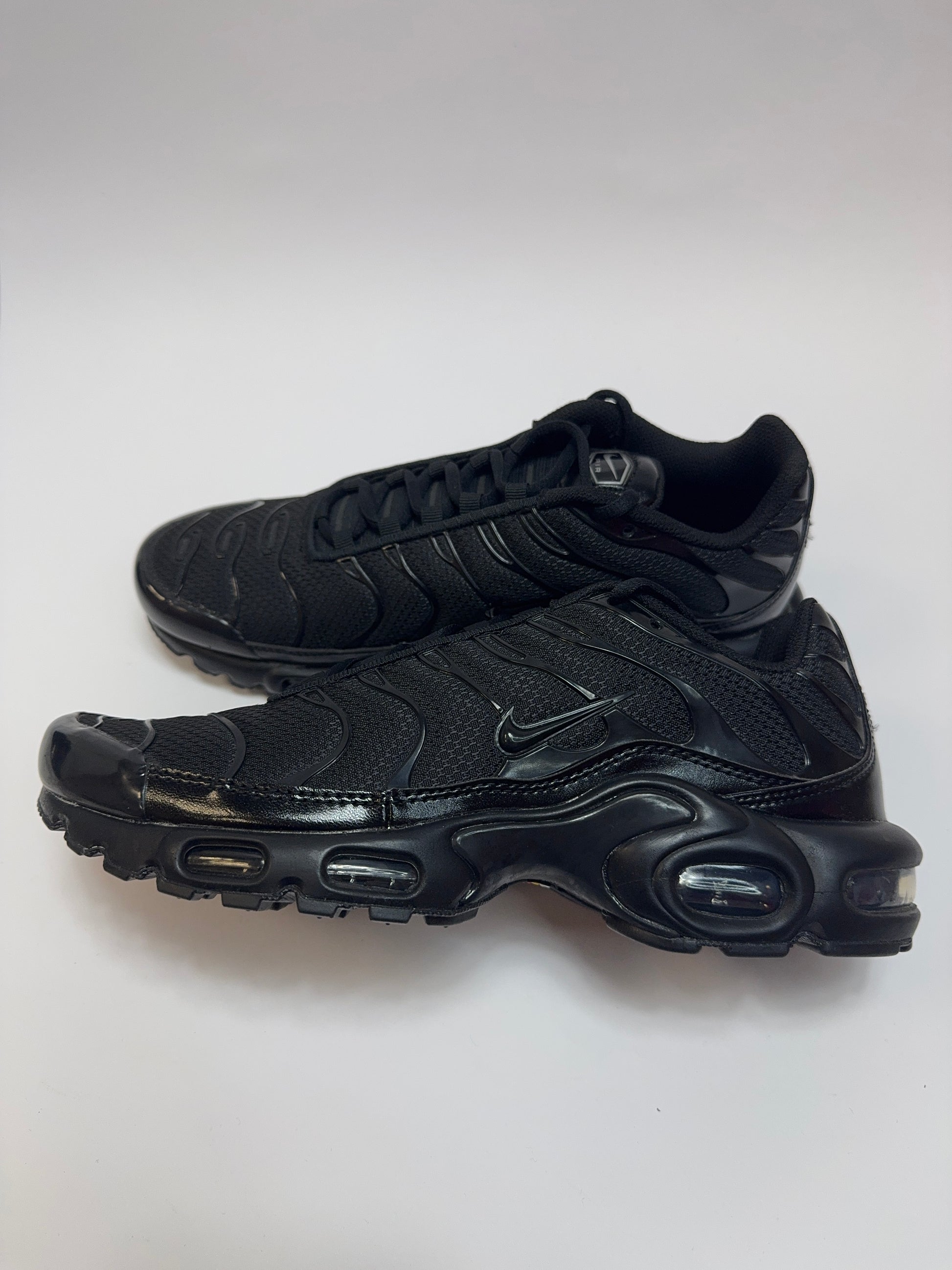 Nike Air Max Plus Triple Black rechte Außenseite mit komplett schwarzem Upper