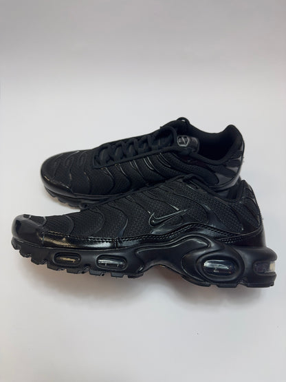 Nike Air Max Plus Triple Black rechte Außenseite mit komplett schwarzem Upper