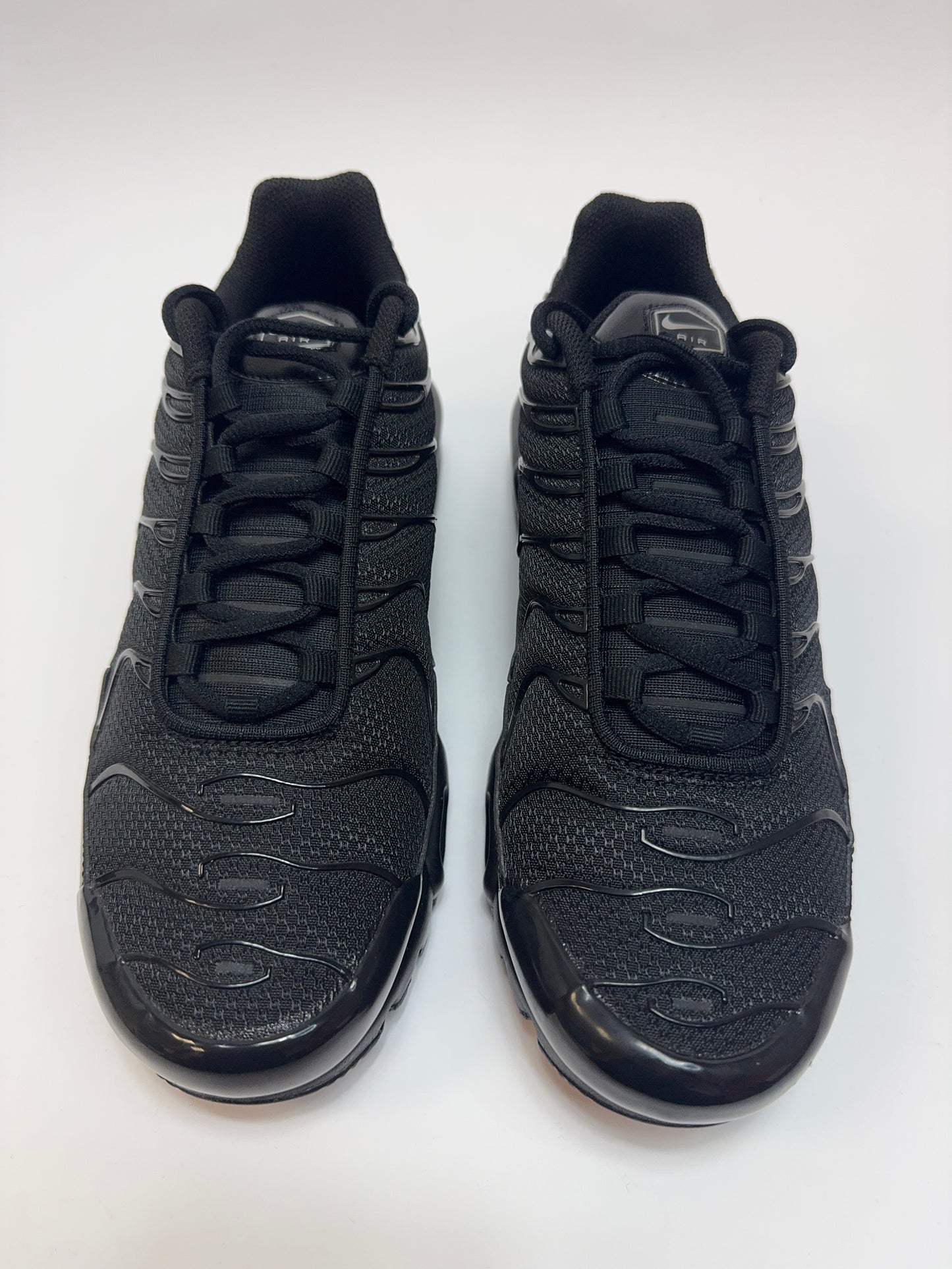 Nahaufnahme der Zunge – Nike Tag mit dezentem Branding auf schwarzem Hintergrund