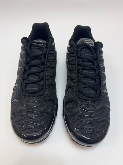 Nahaufnahme der Zunge – Nike Tag mit dezentem Branding auf schwarzem Hintergrund