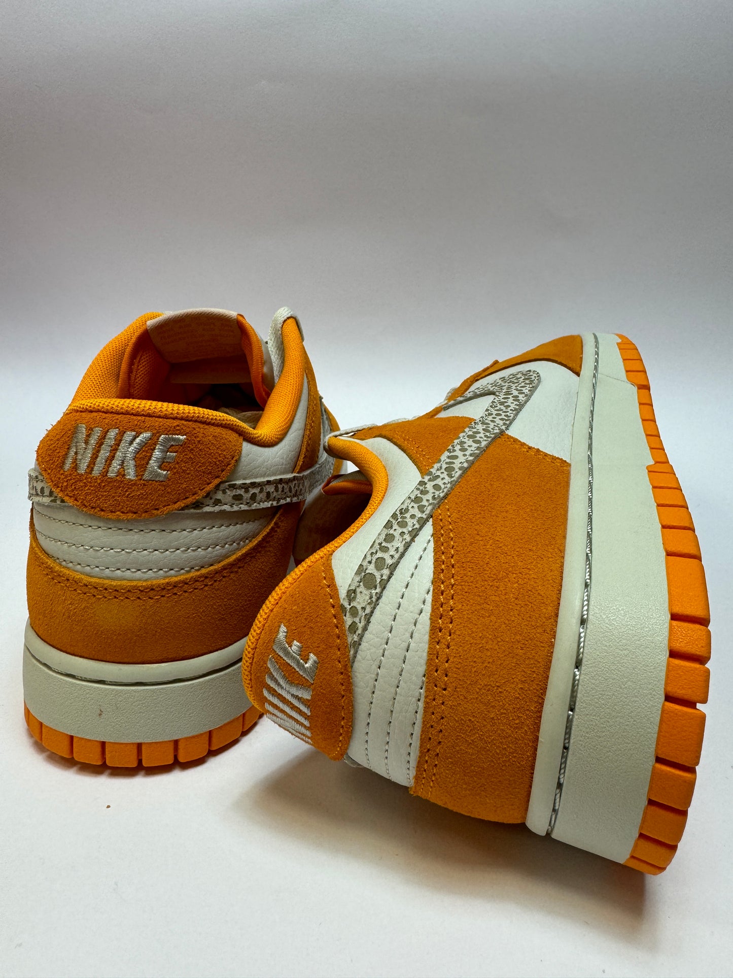 Detailansicht der Rückseite – Fersenlogo Nike auf kumquatfarbener Lederbasis