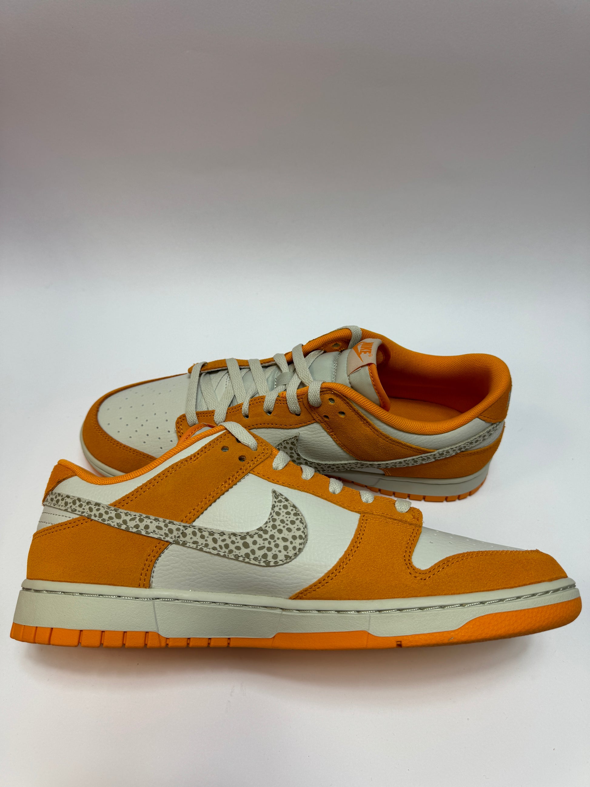 Nike Dunk Low AS Safari Swoosh Kumquat linke Ansicht mit Light Bone Overlays und Safari-Print Swoosh