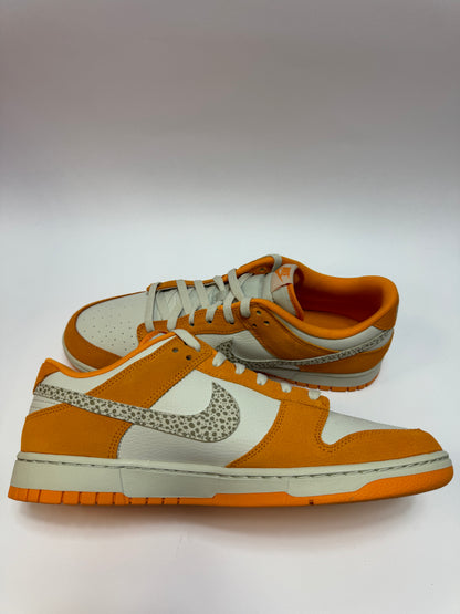 Nike Dunk Low AS Safari Swoosh Kumquat linke Ansicht mit Light Bone Overlays und Safari-Print Swoosh